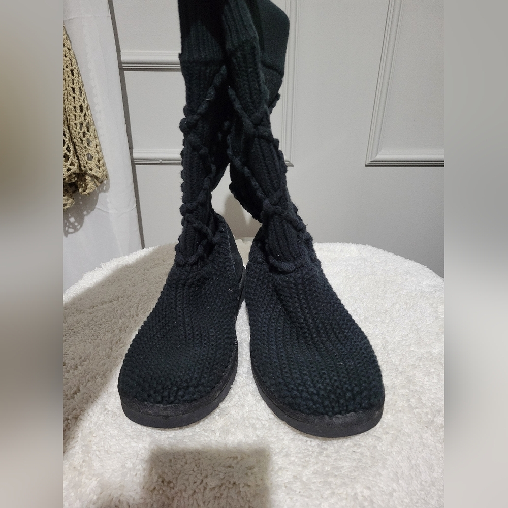 UGG 5 black sweater pull on boots